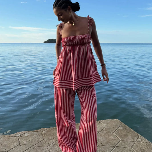 Conjunto de top de tirantes con volantes y rayas y pantalón recto