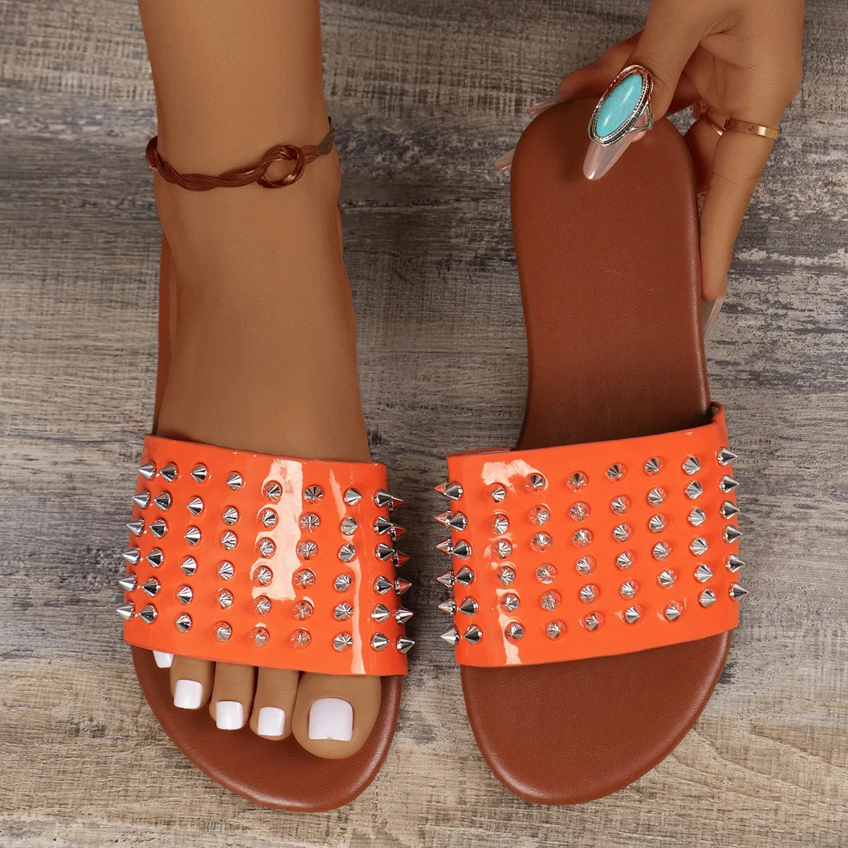 Sandalias con remaches