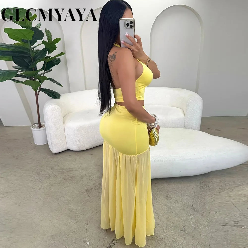 Conjunto de top corto con cuello halter y falda midi maxi con abertura lateral