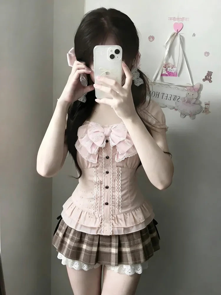 Conjunto de blusa con lazo de encaje, top lencero y minifalda de cuadros con volantes