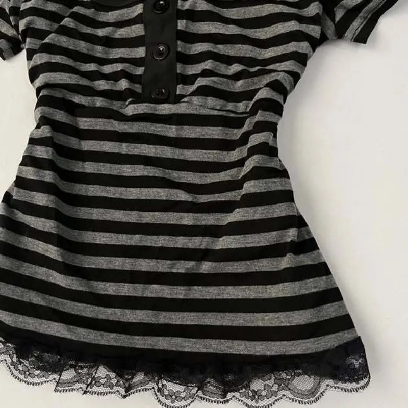Camiseta de manga corta con diseño de botón y lazo de encaje a rayas