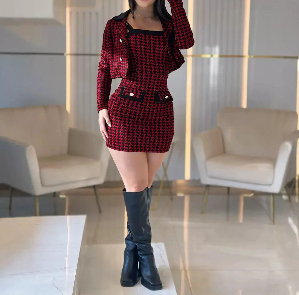 Vestido de tirantes finos con cuello cuadrado y estampado de pata de gallo, y conjunto de abrigo de manga larga con botones