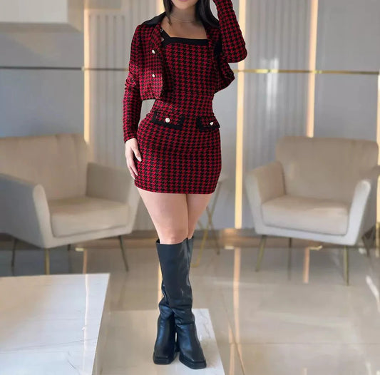 Vestido de tirantes finos con cuello cuadrado y estampado de pata de gallo, y conjunto de abrigo de manga larga con botones