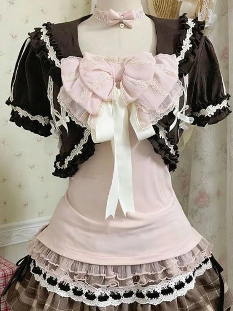 Cárdigan de encaje + Top camisola + Minifalda a cuadros