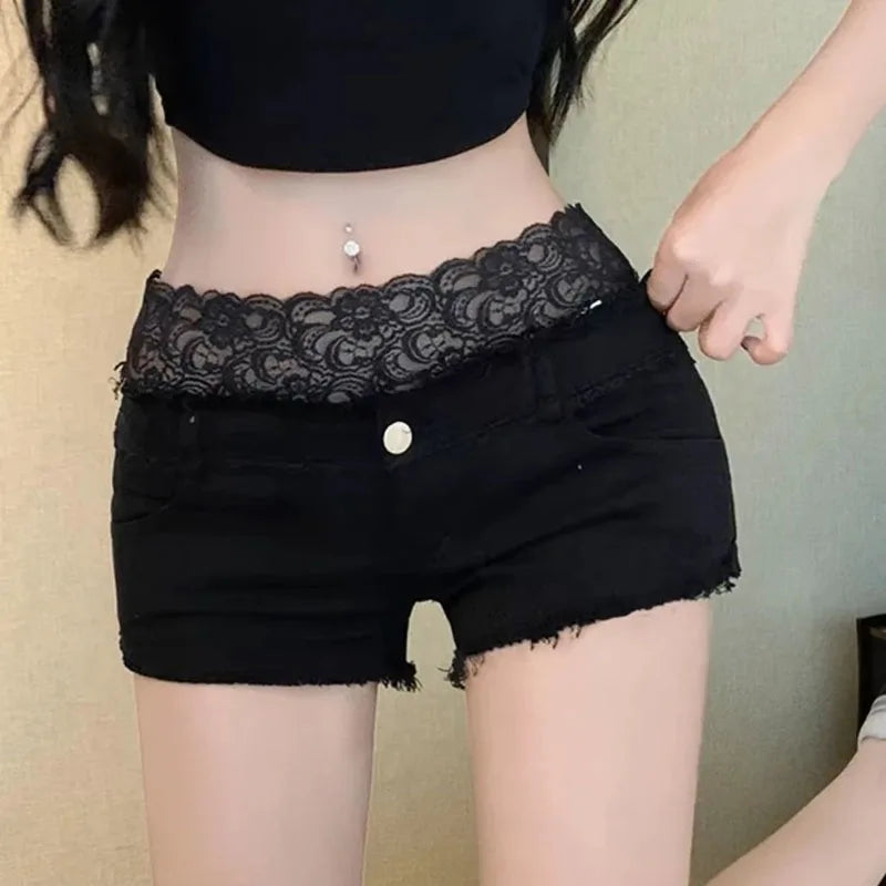 Pantalones cortos de tiro bajo con parches de encaje