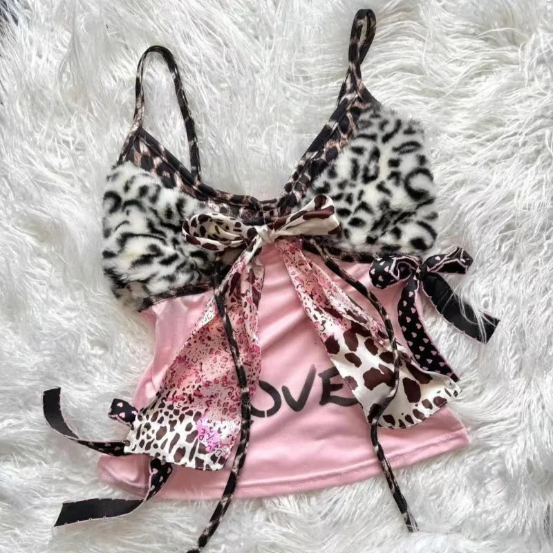 Top tipo halter con lazo y retazos de leopardo