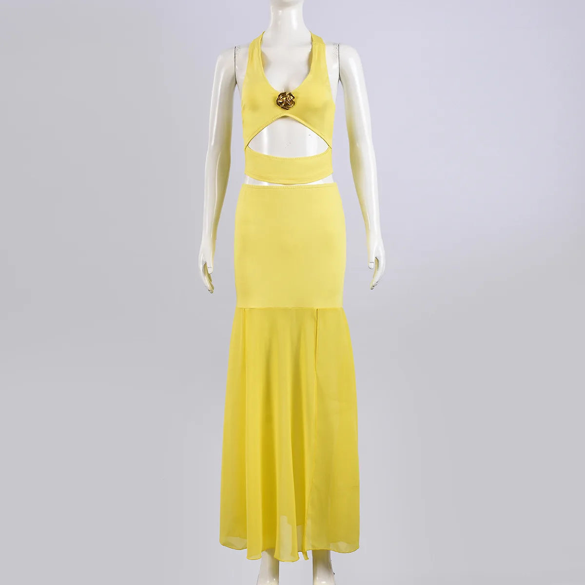 Conjunto de top corto con cuello halter y falda midi maxi con abertura lateral