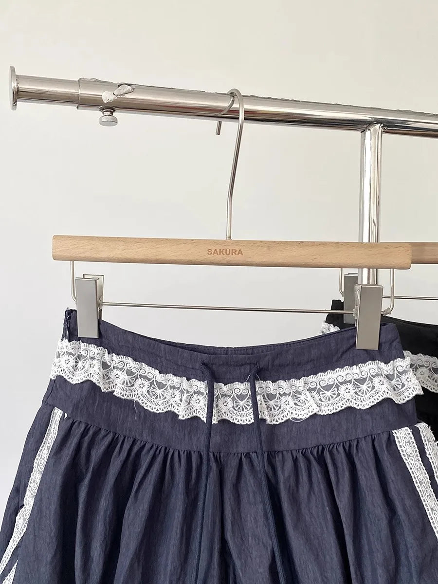 Pantalones cortos tipo bombacho con cordón, encaje y retazos