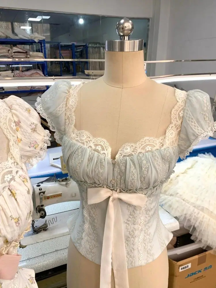 Top corto fruncido con lazo delantero floral y ribete de encaje