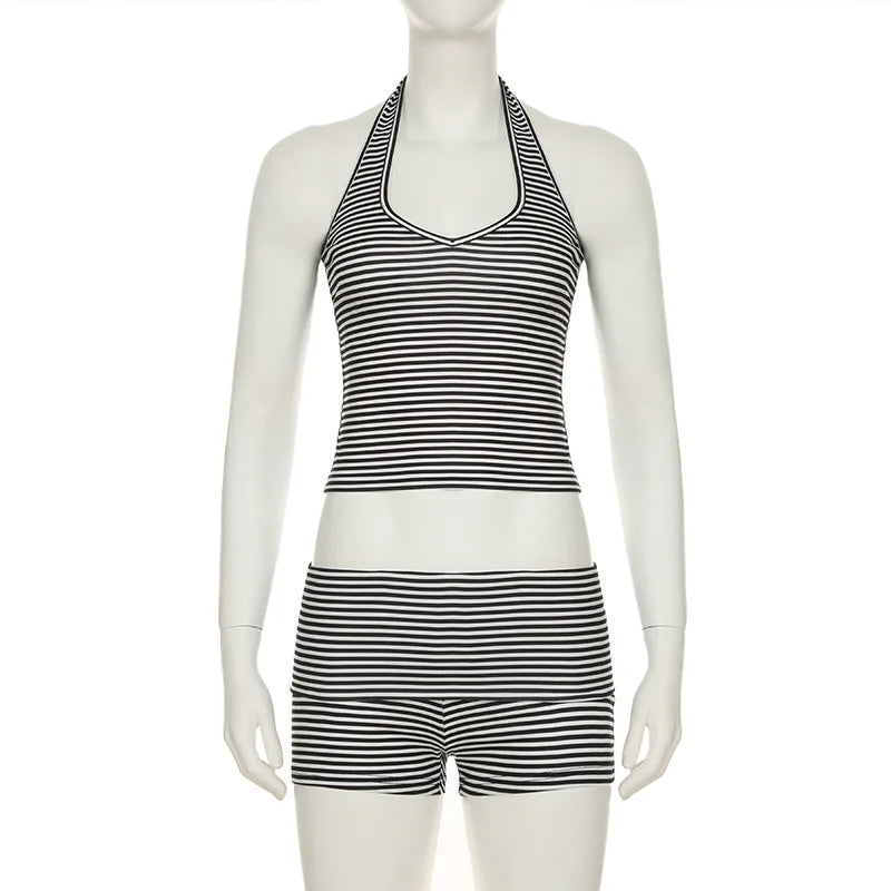 Conjunto de tops sin espalda con cuello halter y estampado a rayas y shorts elásticos