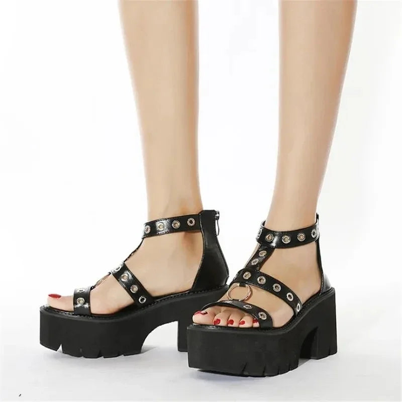 Sandalias de plataforma con hebilla, tiras y remaches, con puntera abierta