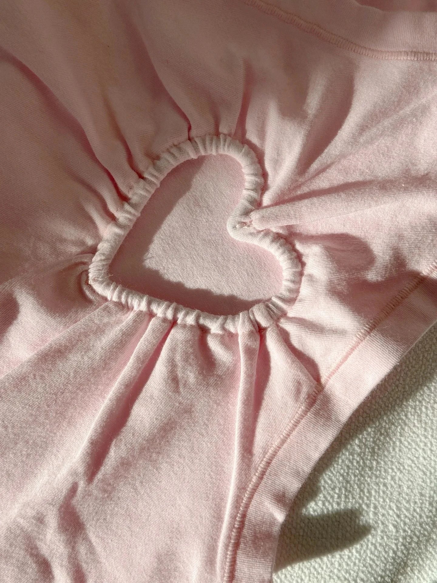 Conjunto de camiseta sin mangas calada con corazón + pantalón