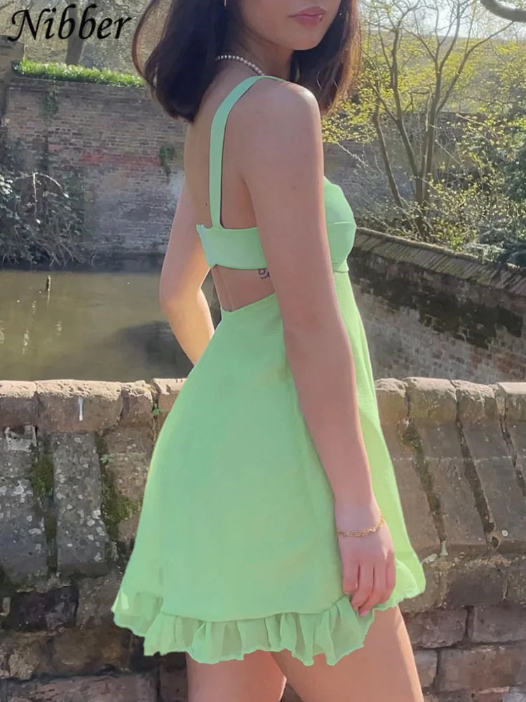 Vestido ajustado de tirantes con recortes y color liso