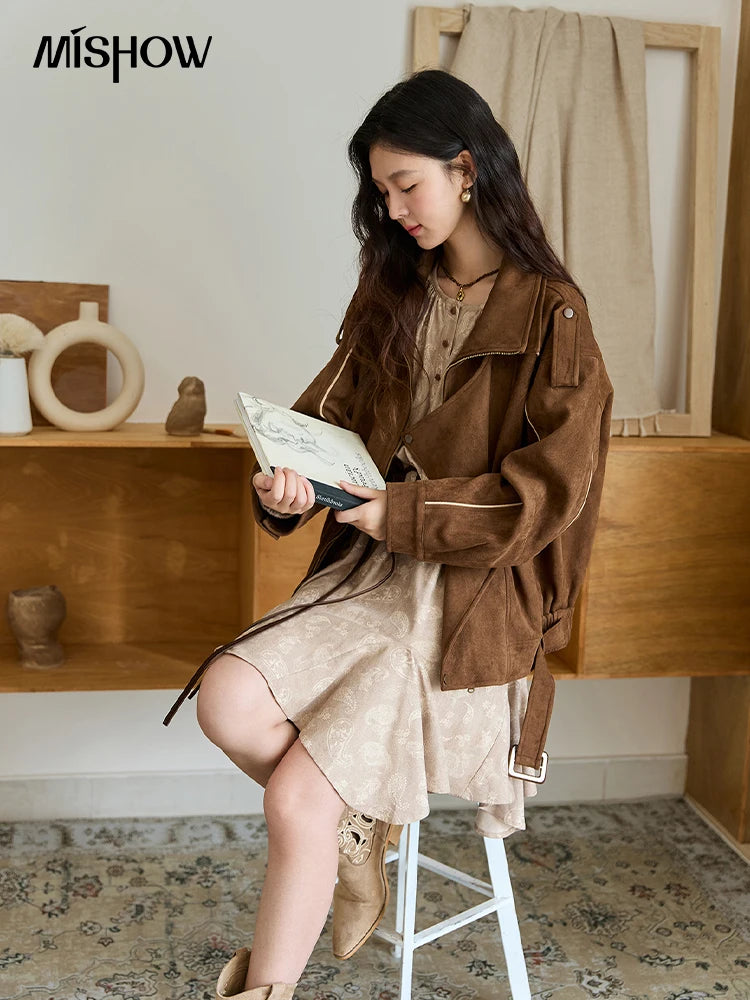 MISHOW Chaqueta Retro de Mujer 2025 Nueva Gabardina Corta Holgada de Gamuza Marrón con Cuello Vuelto y Abertura Ropa de Otoño para Mujer MXE48W0850