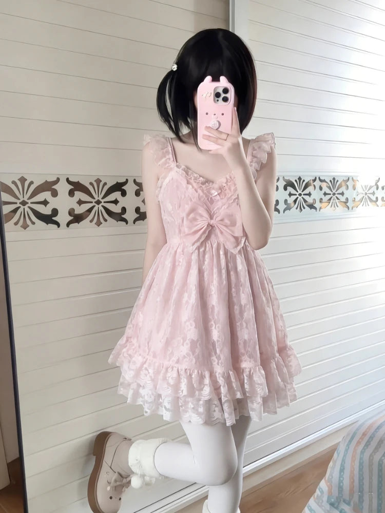 Conjunto de dos piezas de blusa de encaje y vestido lencero con lazo