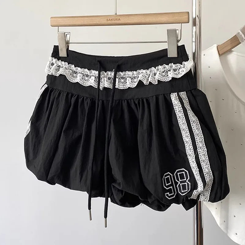 Pantalones cortos tipo bombacho con cordón, encaje y retazos