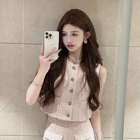 Conjunto de Top Sin Mangas Abotonado y Shorts Rectos de Talle Alto