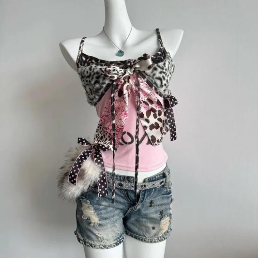 Top tipo halter con lazo y retazos de leopardo