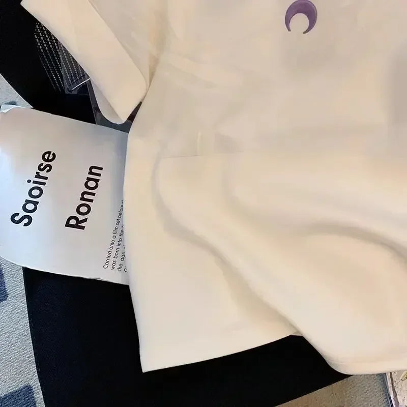 Camiseta de manga corta bordada con luna blanca