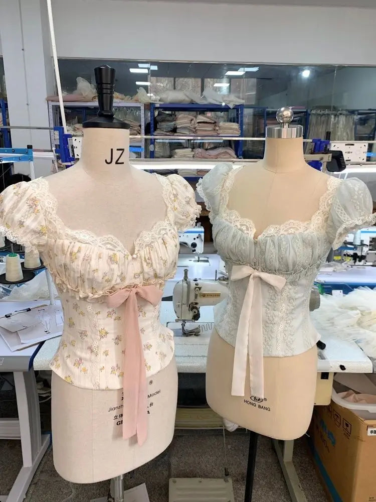 Top corto fruncido con lazo delantero floral y ribete de encaje