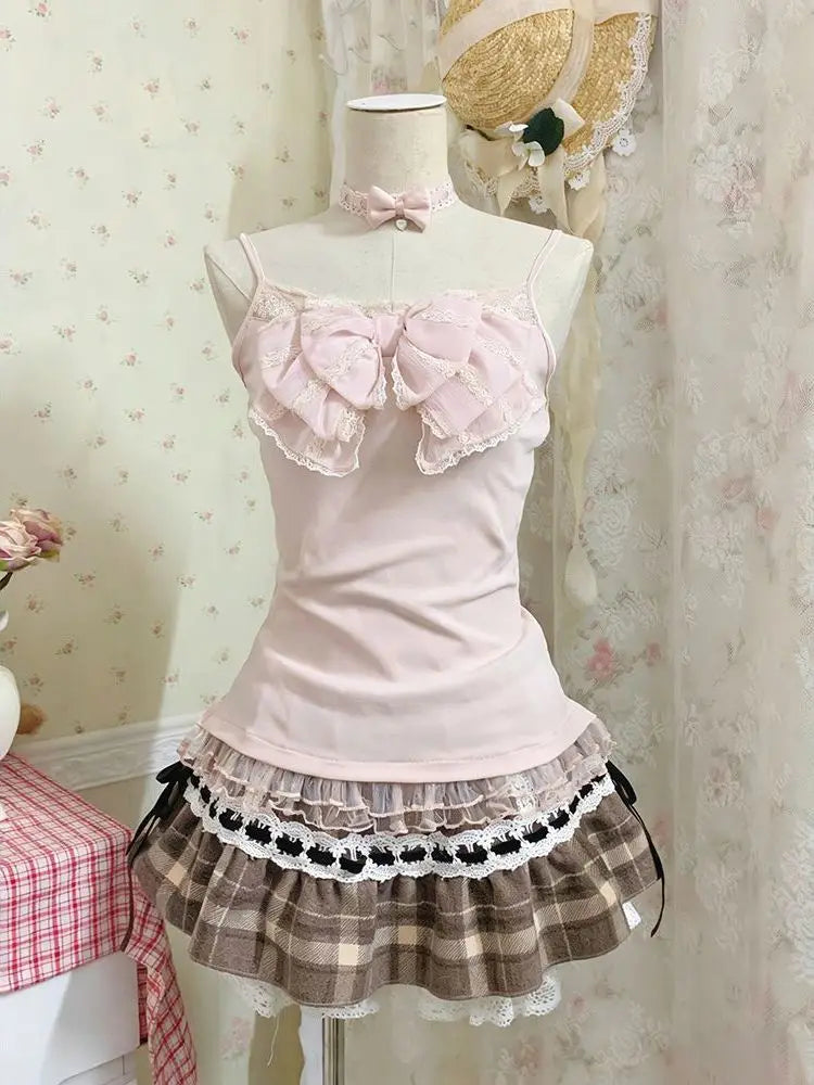 Conjunto de blusa con lazo de encaje, top lencero y minifalda de cuadros con volantes