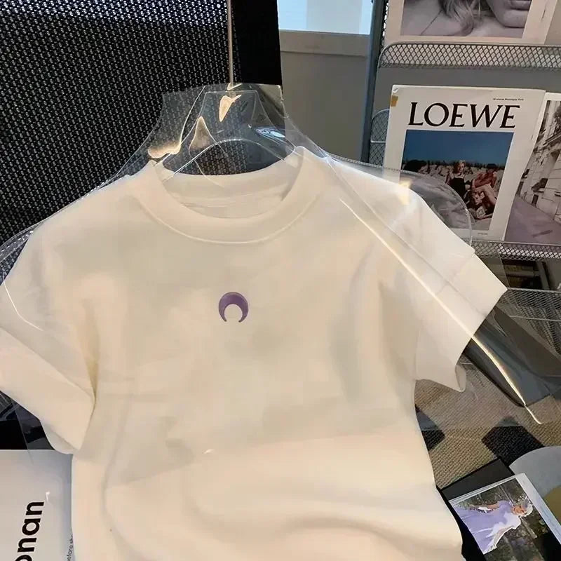 Camiseta de manga corta bordada con luna blanca