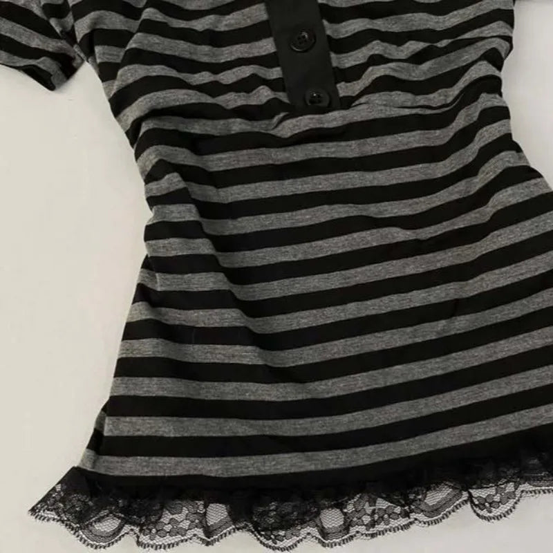 Camiseta de manga corta con diseño de botón y lazo de encaje a rayas