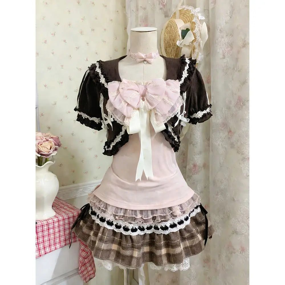 Conjunto de blusa con lazo de encaje, top lencero y minifalda de cuadros con volantes