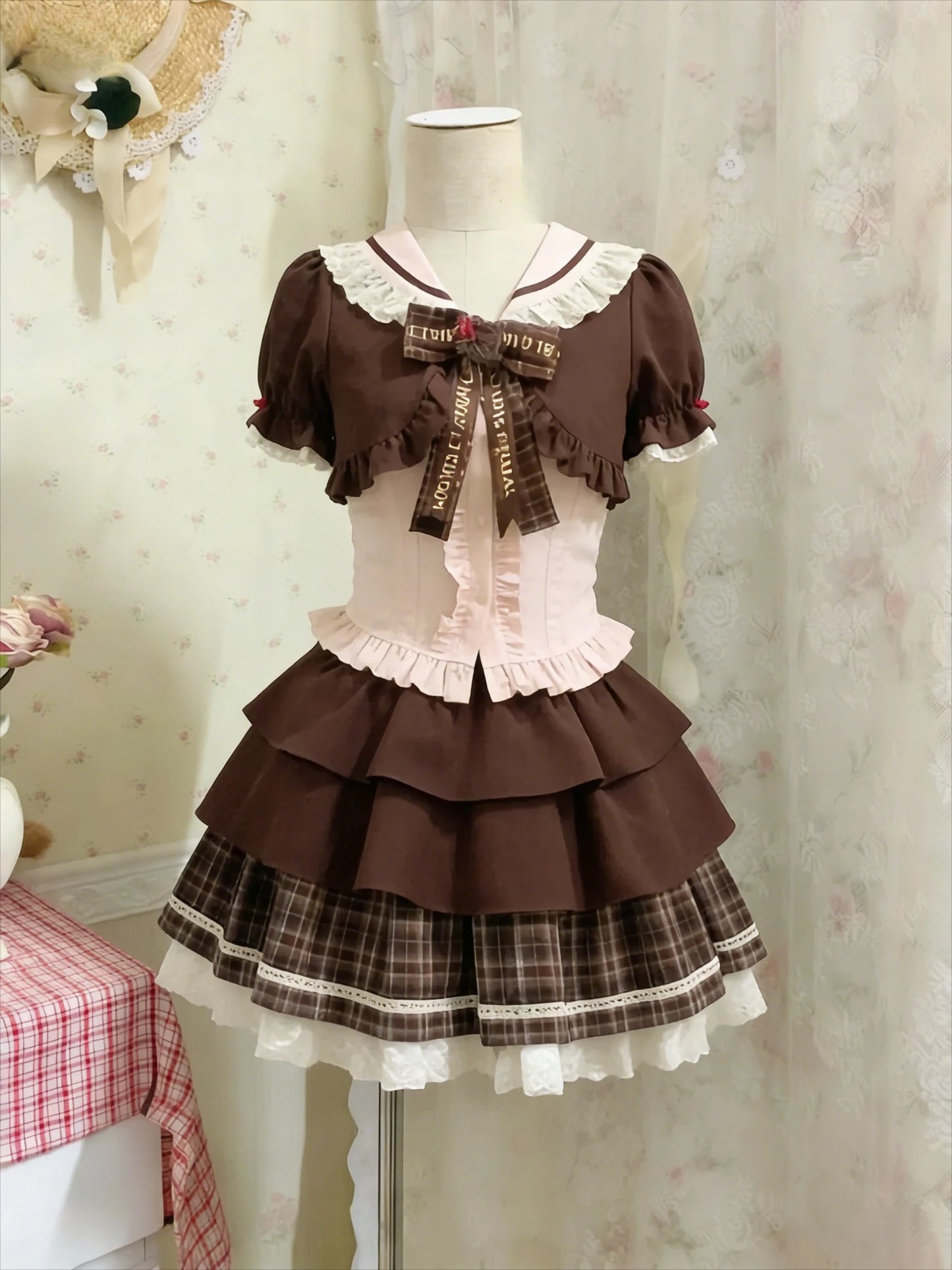 Conjunto de blusa con lazo de encaje, top lencero y minifalda de cuadros con volantes