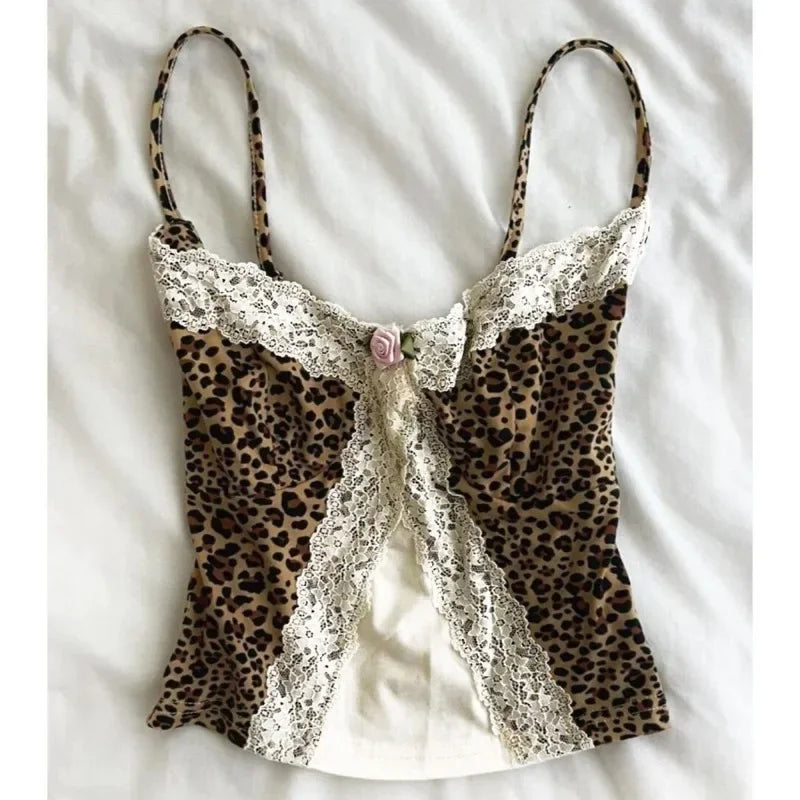 Camiseta sin mangas con cuello halter y encaje