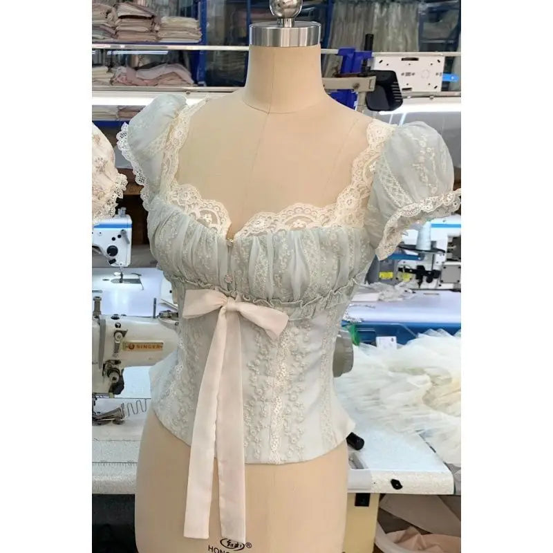Top corto fruncido con lazo delantero floral y ribete de encaje