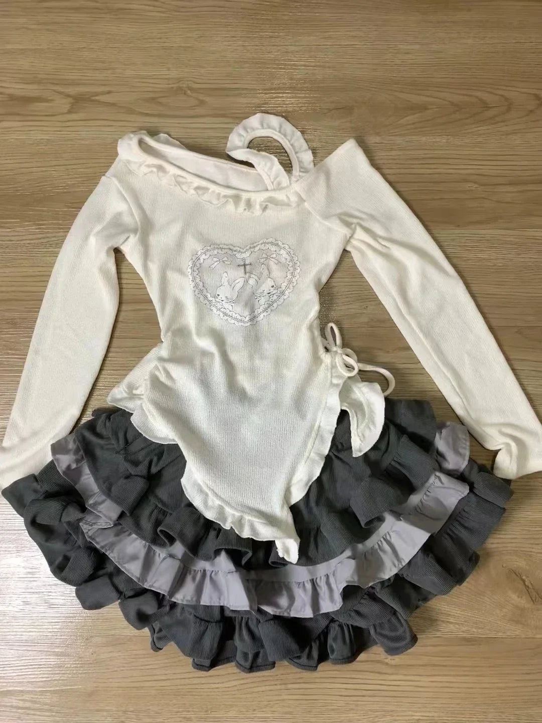 Conjunto de Cárdigan Tejido con Lazo y Minifalda Escocesa con Volantes