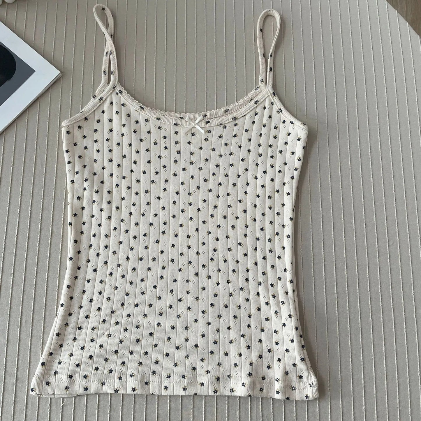 Top corto Floral con ojetes y lazo