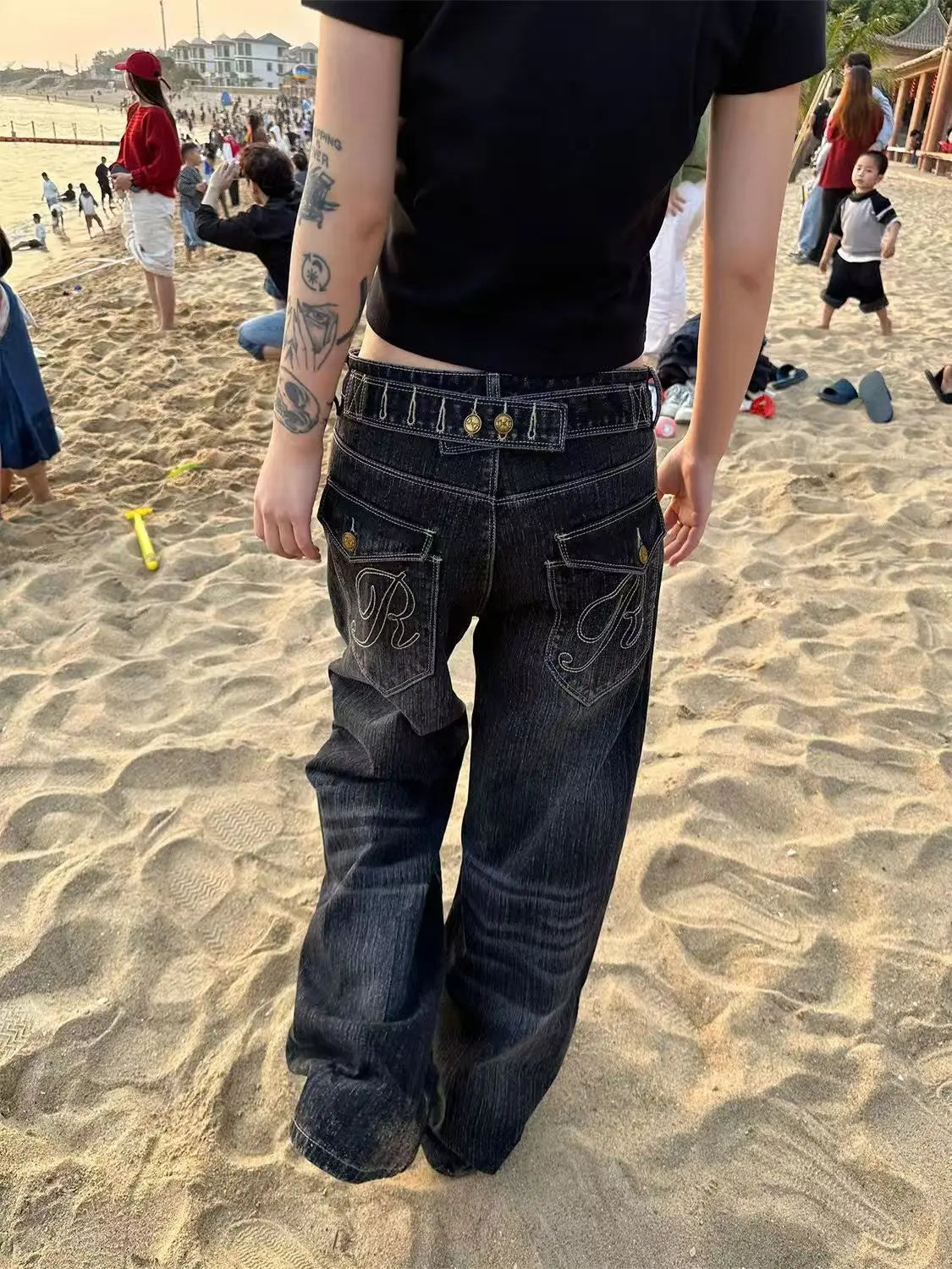 Jeans sueltos de lavado desgastado con diseño de botones y pierna recta