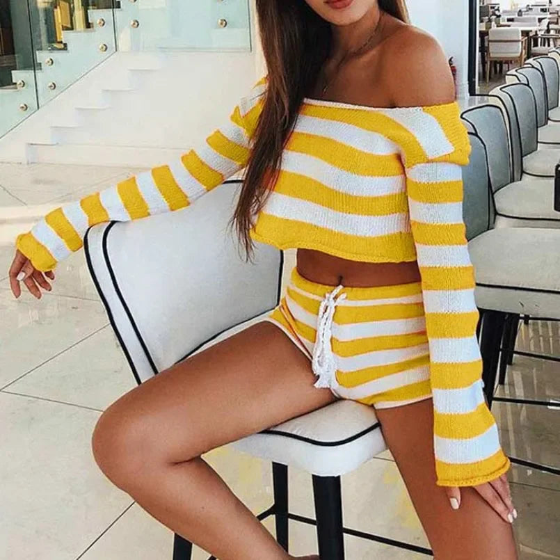 Conjunto de top corto y shorts de punto a rayas
