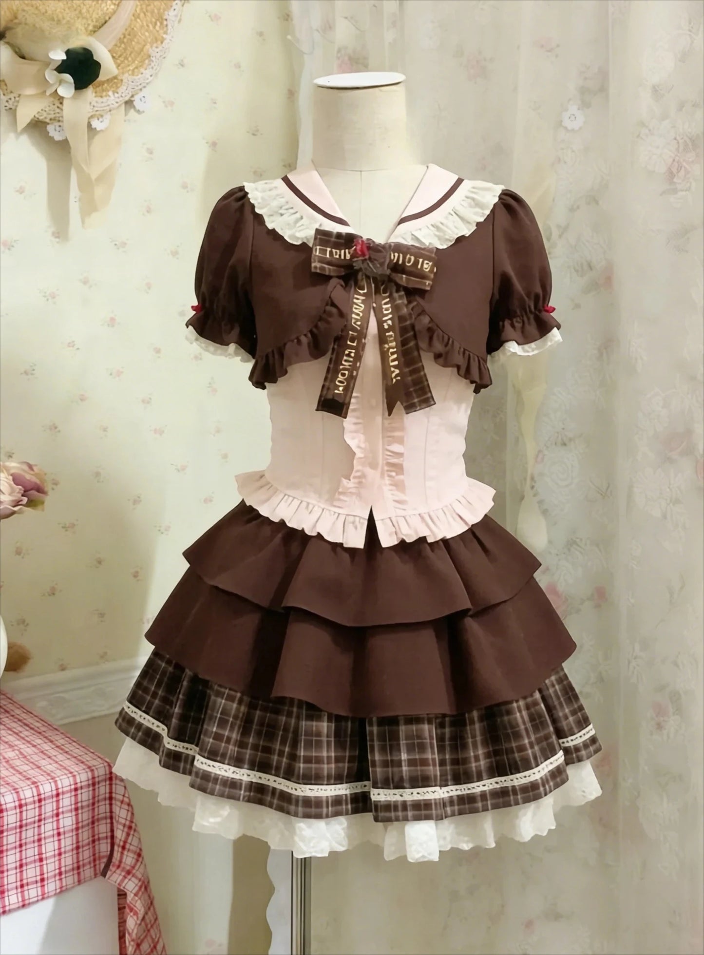 Conjunto de blusa con lazo de encaje, top lencero y minifalda de cuadros con volantes