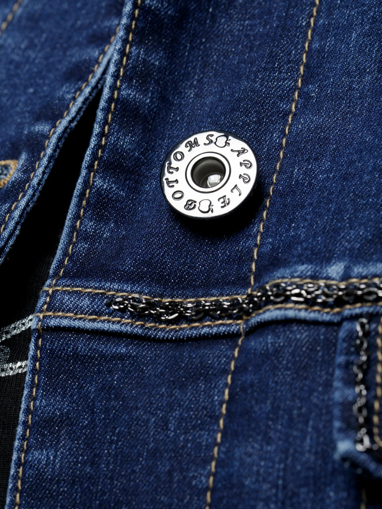 Chaqueta corta con cadena